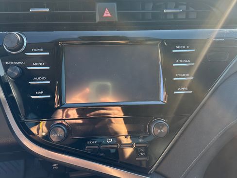 Used 2019 Toyota Camry SE image 5