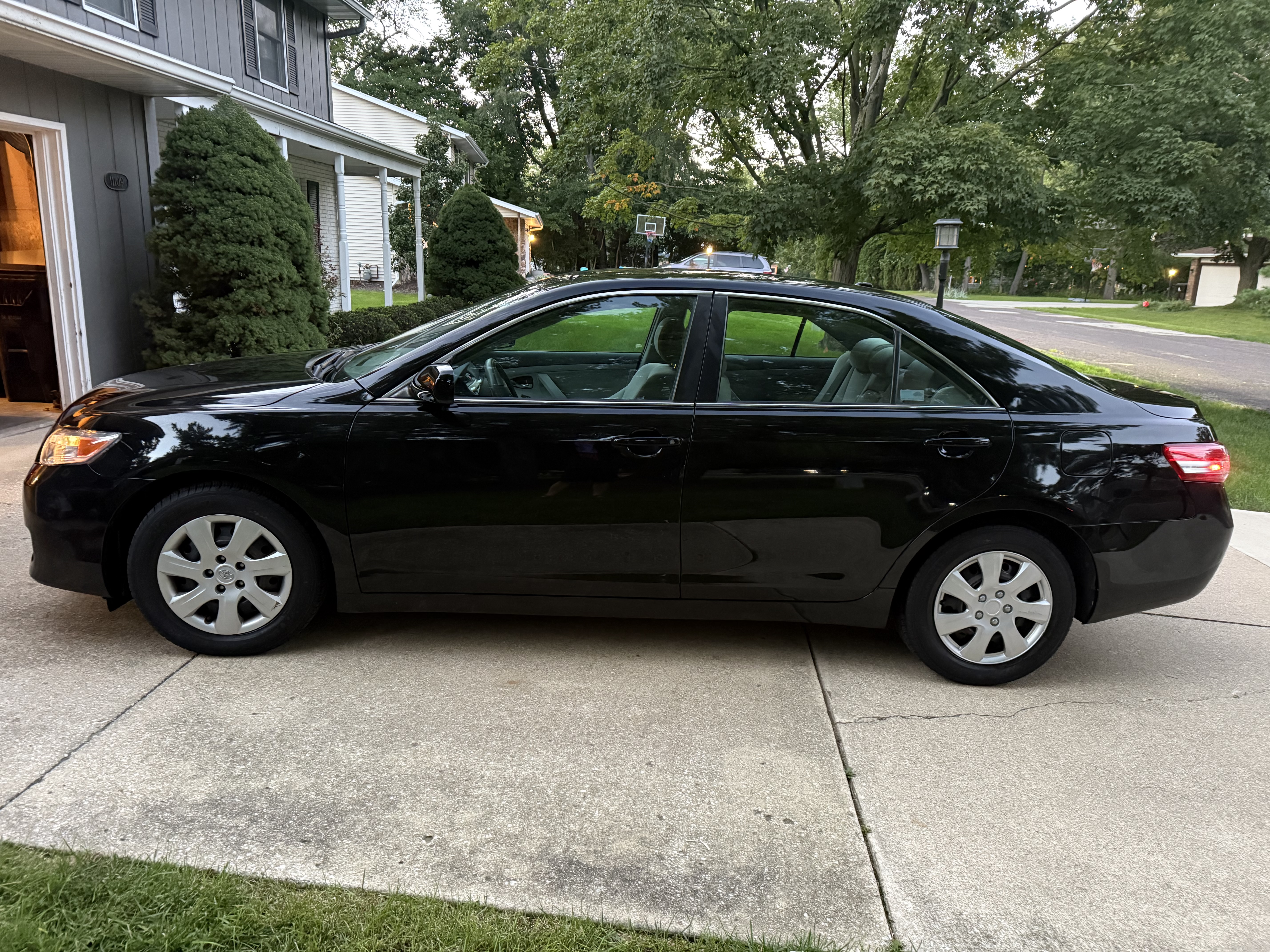 Used 2010 Toyota Camry FWD image 4