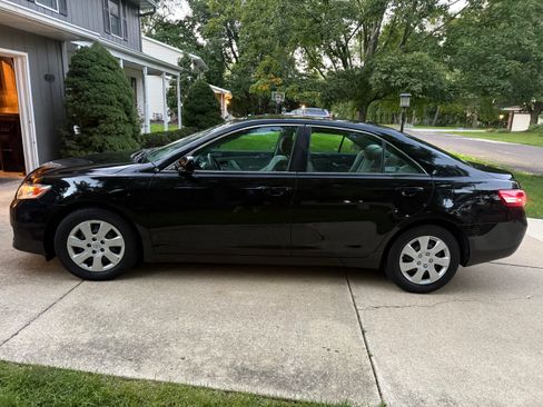 Used 2010 Toyota Camry FWD image 4