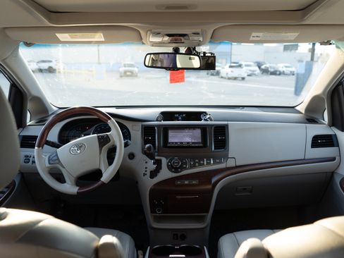 Used 2014 Toyota Sienna Limited image 13