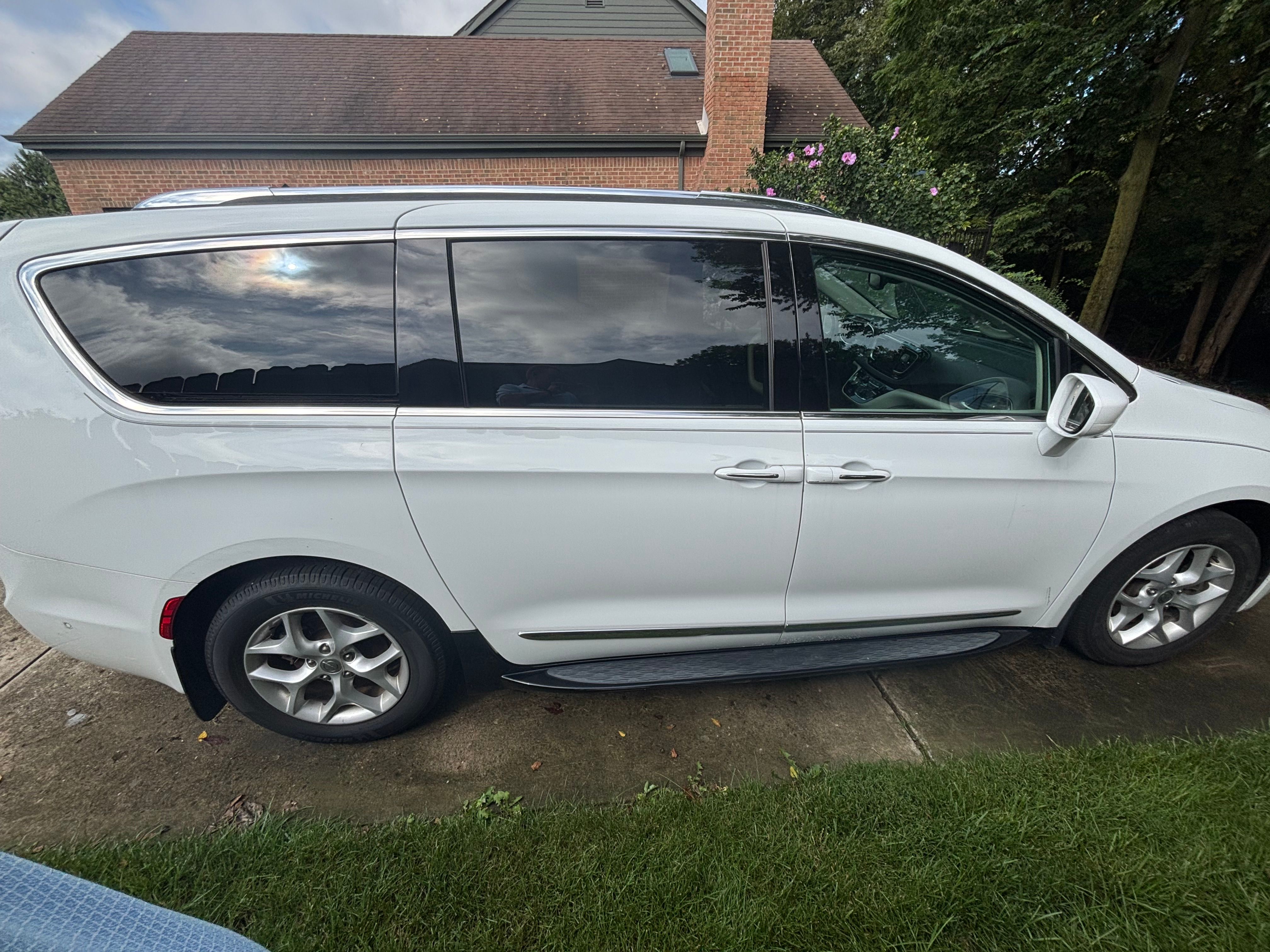 Used 2017 Chrysler Pacifica Touring-L Plus w/ Advanced Safetytec Group FWD image 1
