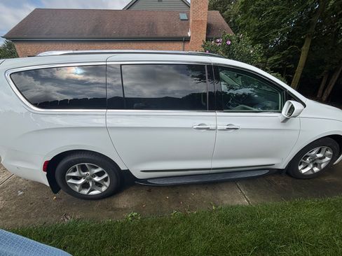 Used 2017 Chrysler Pacifica Touring-L Plus w/ Advanced Safetytec Group FWD image 1