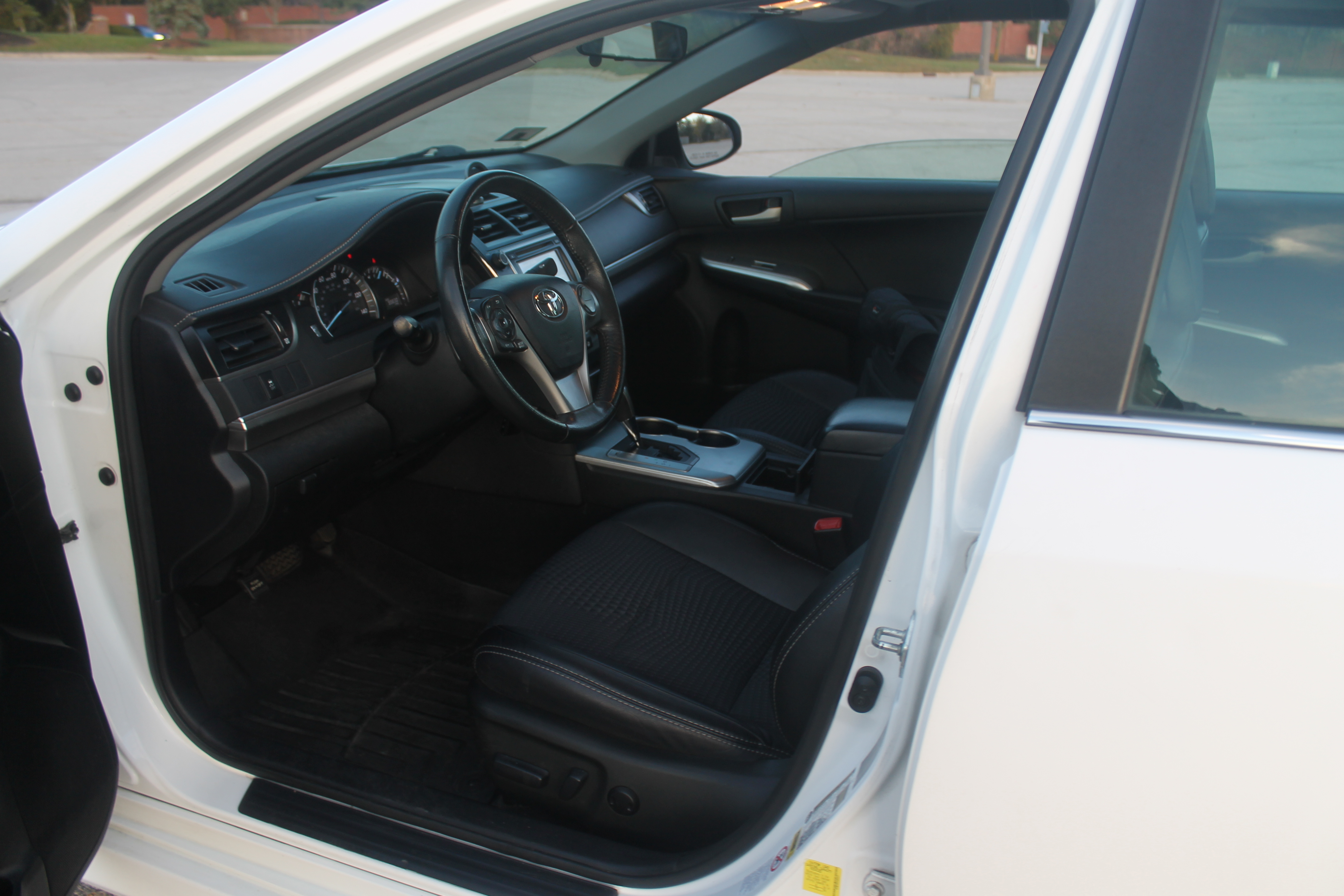 Used 2012 Toyota Camry SE FWD image 15