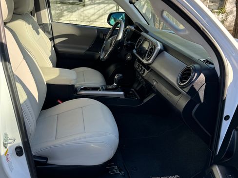 Used 2018 Toyota Tacoma SR5 image 11