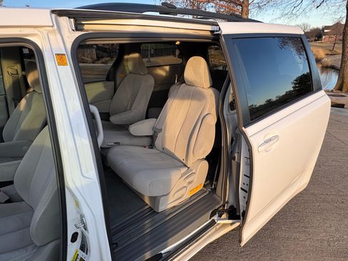 Used 2011 Toyota Sienna LE image 12