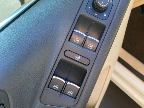 Used 2016 Volkswagen Tiguan SE image 14