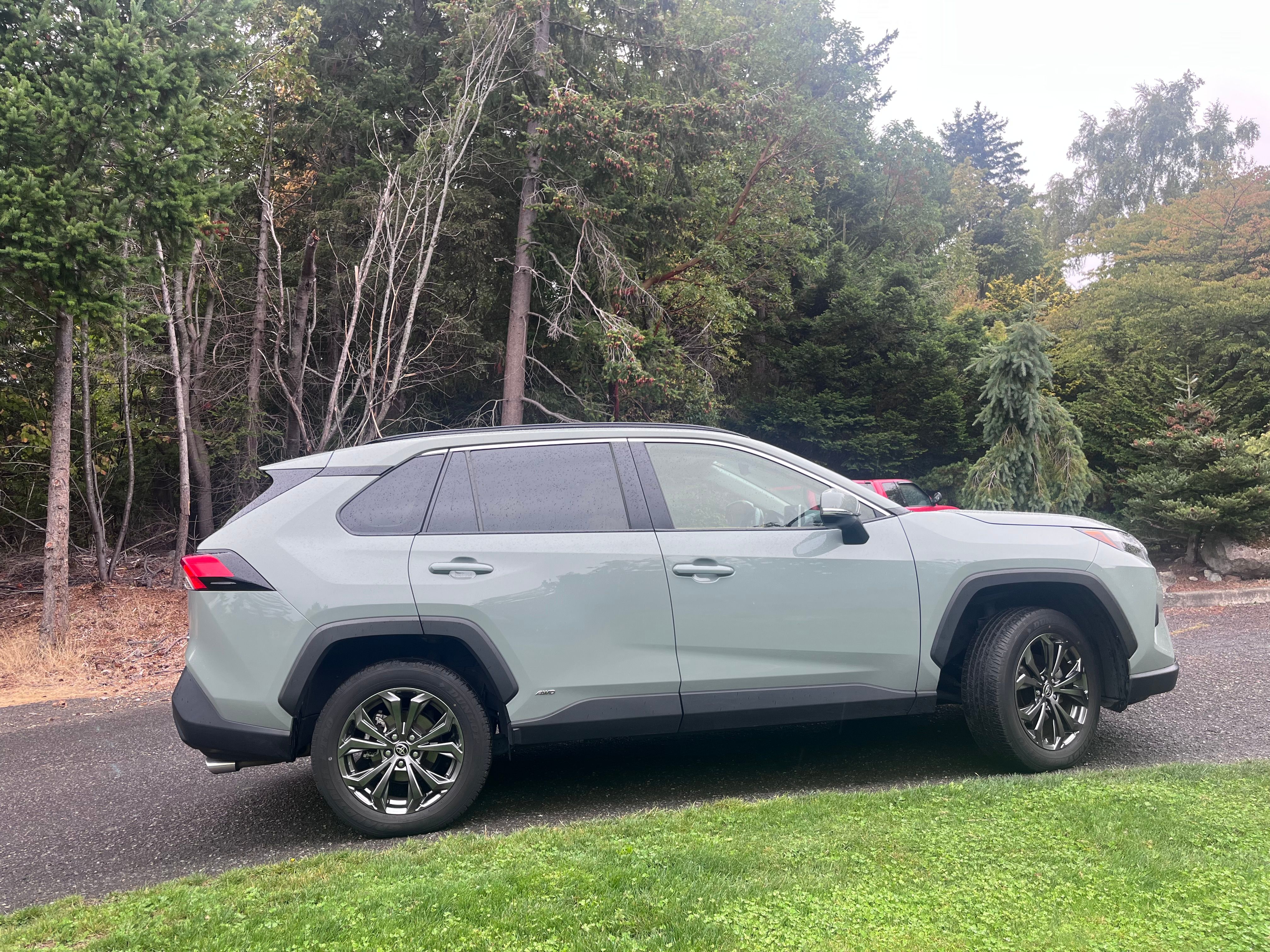 Used 2023 Toyota RAV4 XLE Premium AWD/4WD image 5