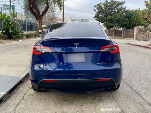 Used 2022 Tesla Model Y Long Range image 8