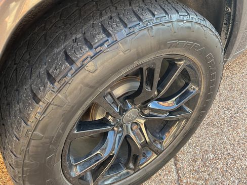 Used 2017 Jeep Grand Cherokee Overland w/ Jeep Active Safety Group image 21