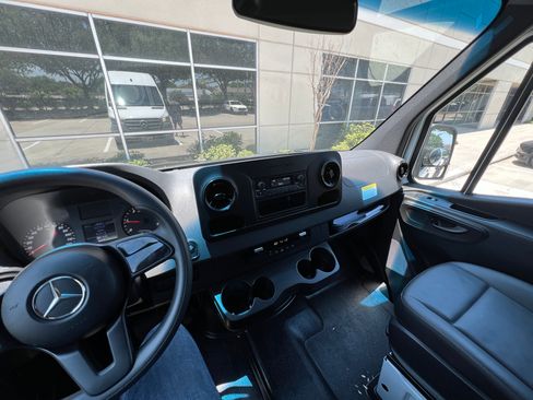 Used 2021 Mercedes-Benz Sprinter 2500 image 12