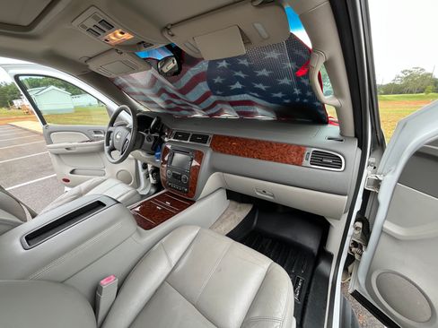 Used 2008 Chevrolet Suburban LTZ w/ LTZ Preferred Equipment Group AWD/4WD image 27