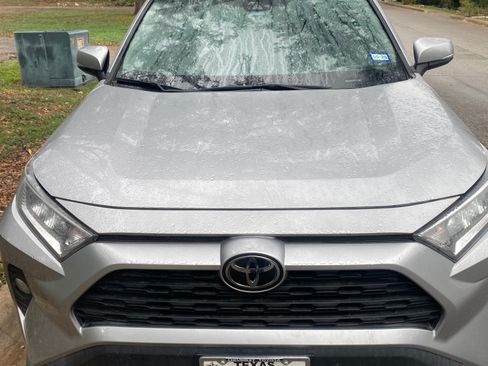 Used 2020 Toyota RAV4 XLE image 2