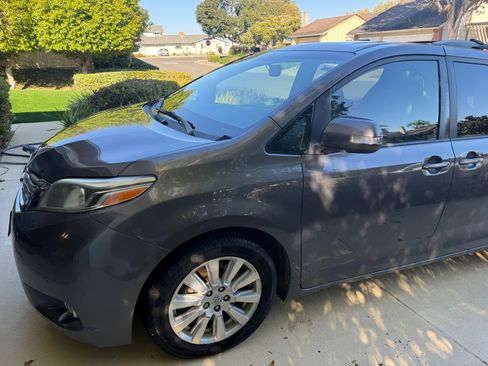 Used 2017 Toyota Sienna Limited image 2