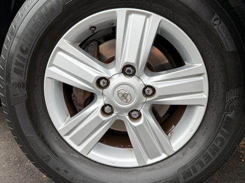 Used 2013 Toyota Land Cruiser Sport Utility 4D image 17