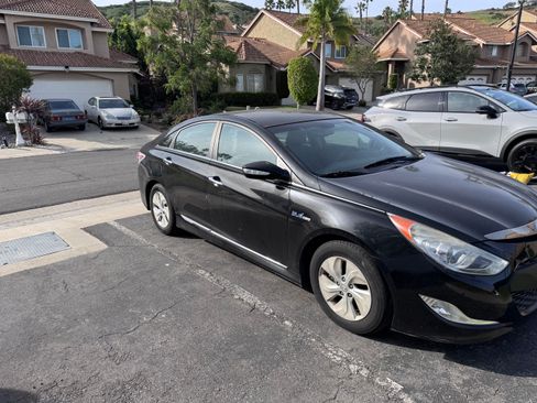 Used 2015 Hyundai Sonata Hybrid image 2