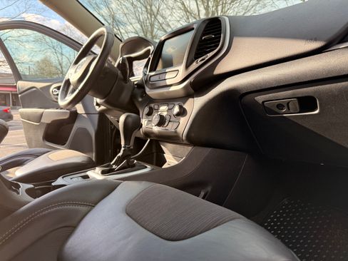 Used 2018 Jeep Cherokee Latitude Plus w/ Comfort/Convenience Group image 17