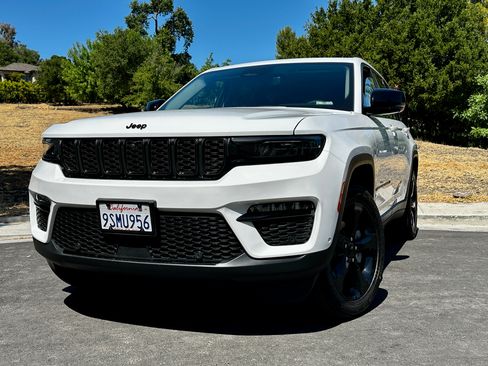 Used 2024 Jeep Grand Cherokee Limited w/ Luxury Tech Group II image 1