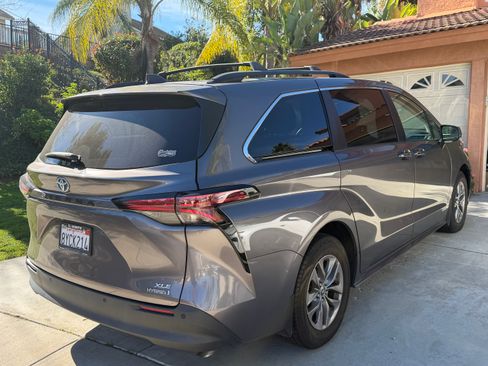 Used 2021 Toyota Sienna XLE image 5