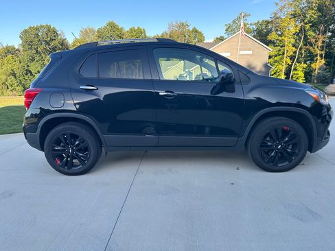 Used 2018 Chevrolet Trax LT w/ Sun & Sound Package AWD/4WD image 2