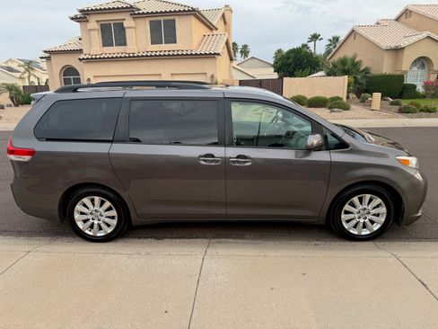 Used 2012 Toyota Sienna Limited w/ Premium Pkg image 4