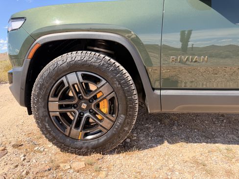 Used 2025 Rivian R1T Premium image 6