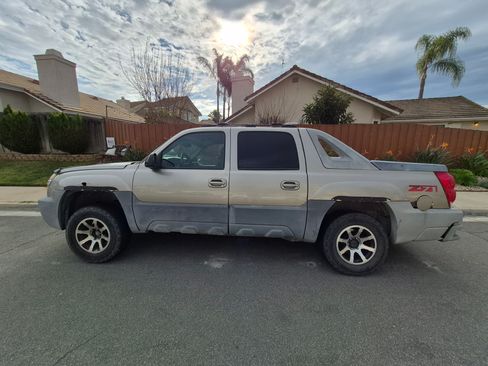 Used 2002 Chevrolet Avalanche 4x4 w/ Off-Road Suspension Pkg image 1