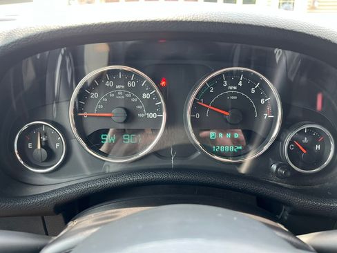 Used 2015 Jeep Wrangler Unlimited Sahara w/ Connectivity Group AWD/4WD image 13