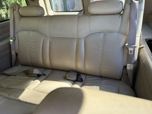 Used 2001 Chevrolet Suburban 2500 LS w/ LS Preferred Equipment Group image 2