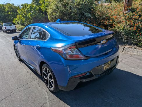 Used 2017 Chevrolet Volt LT w/ Comfort Package image 4