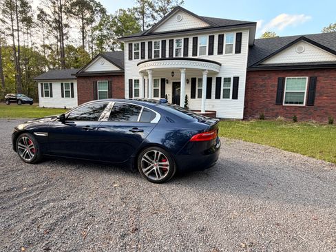 Used 2017 Jaguar XE Premium image 4