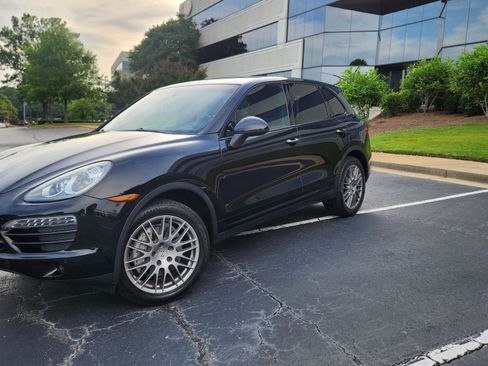 Used 2012 Porsche Cayenne w/ Convenience Pkg image 2