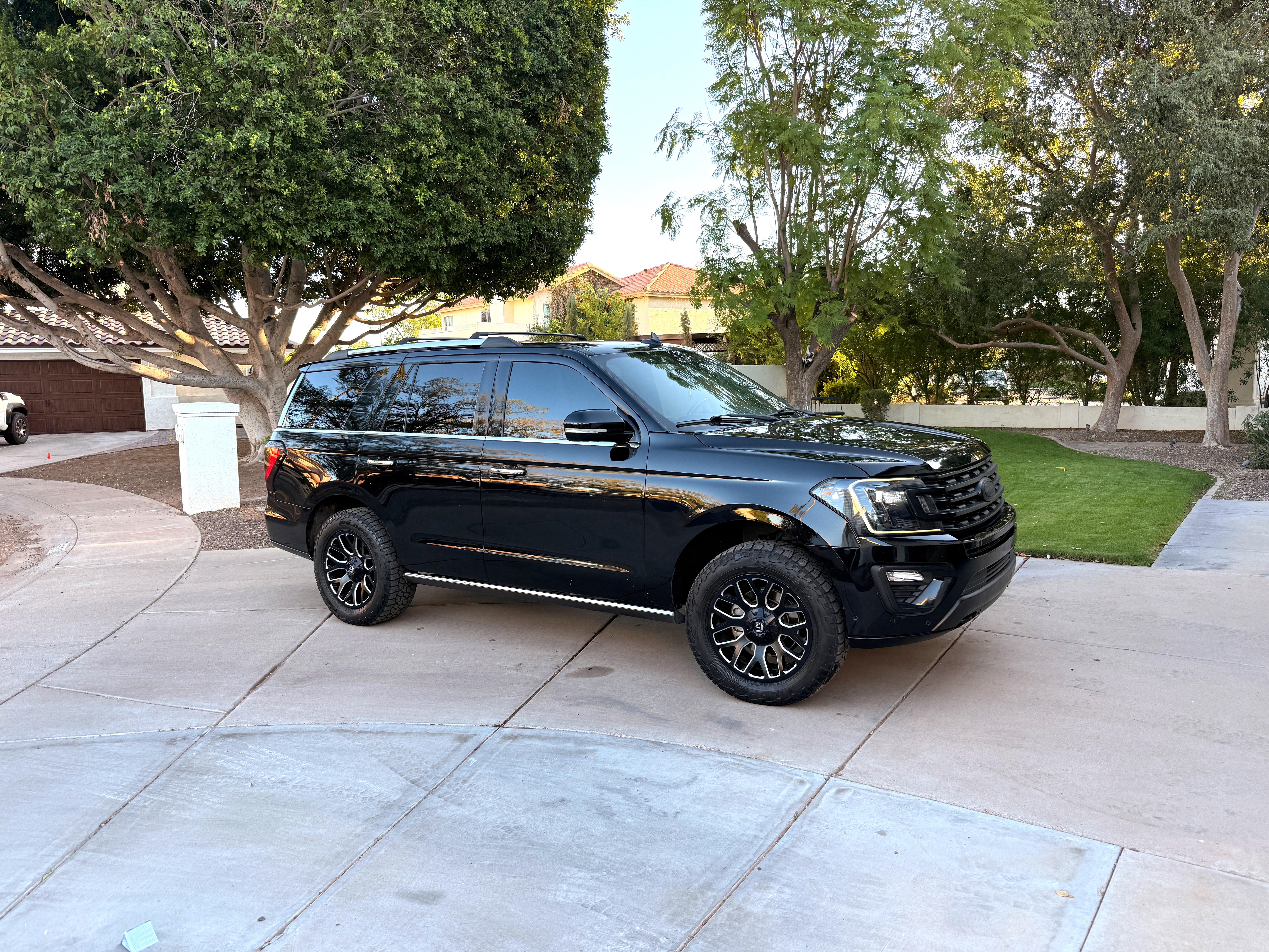 Used 2018 Ford Expedition Limited w/ Equipment Group 301A AWD/4WD image 1