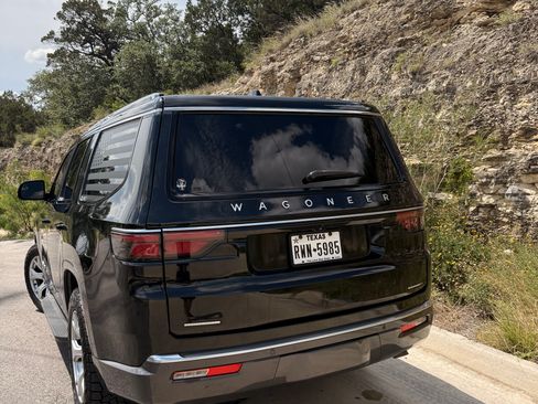 Used 2022 Jeep Wagoneer Series I w/ Premium Group I AWD/4WD image 5