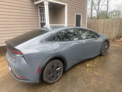 Used 2024 Toyota Prius LE FWD image 2