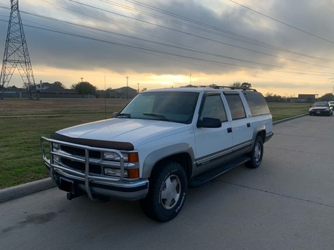 Used 1999 Chevrolet Suburban 4WD w/ Preferred Equipment Group 3 image 2