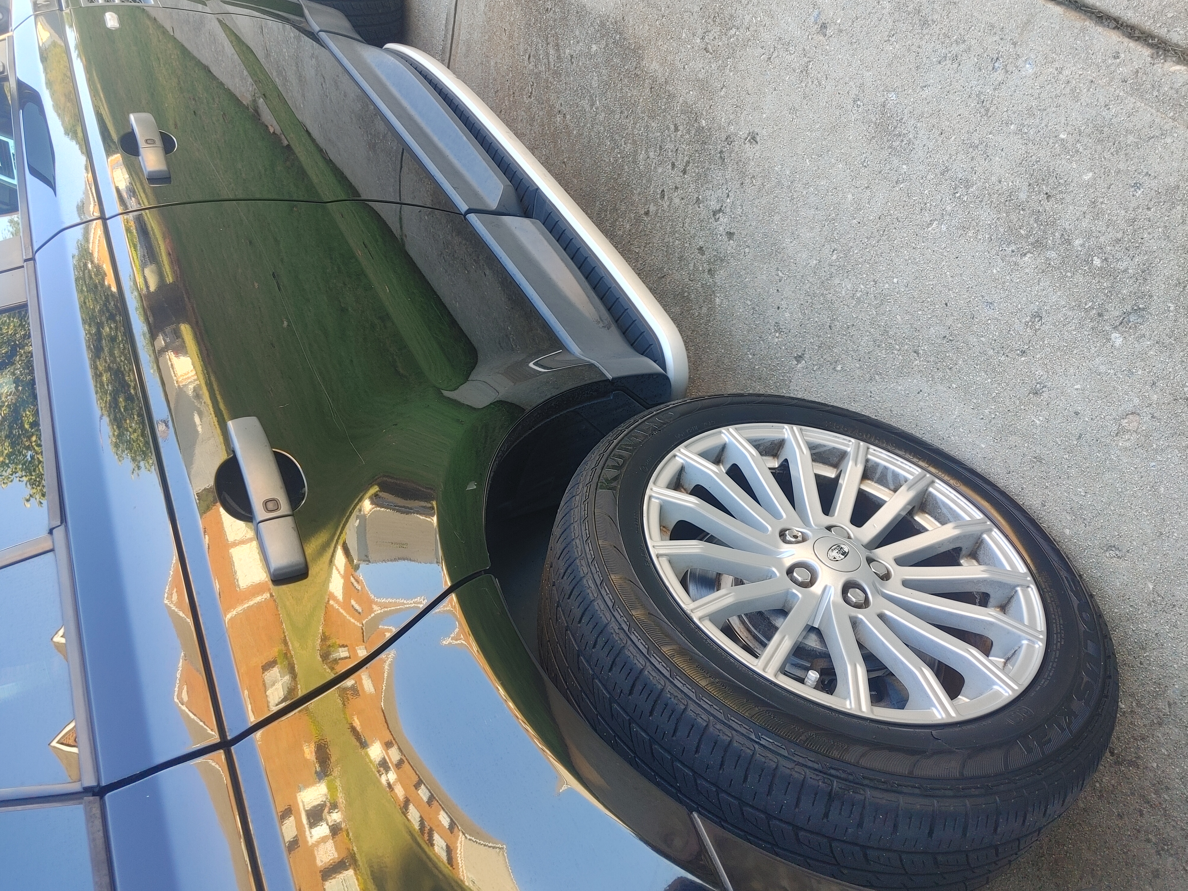 Used 2011 Land Rover Range Rover Sport HSE AWD/4WD image 4