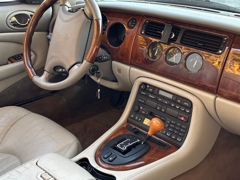 Used 2000 Jaguar XK8 Convertible image 12