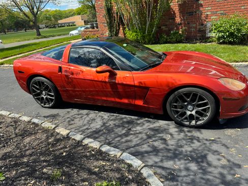 Used 2005 Chevrolet Corvette Coupe w/ Preferred Equipment Group RWD image 1