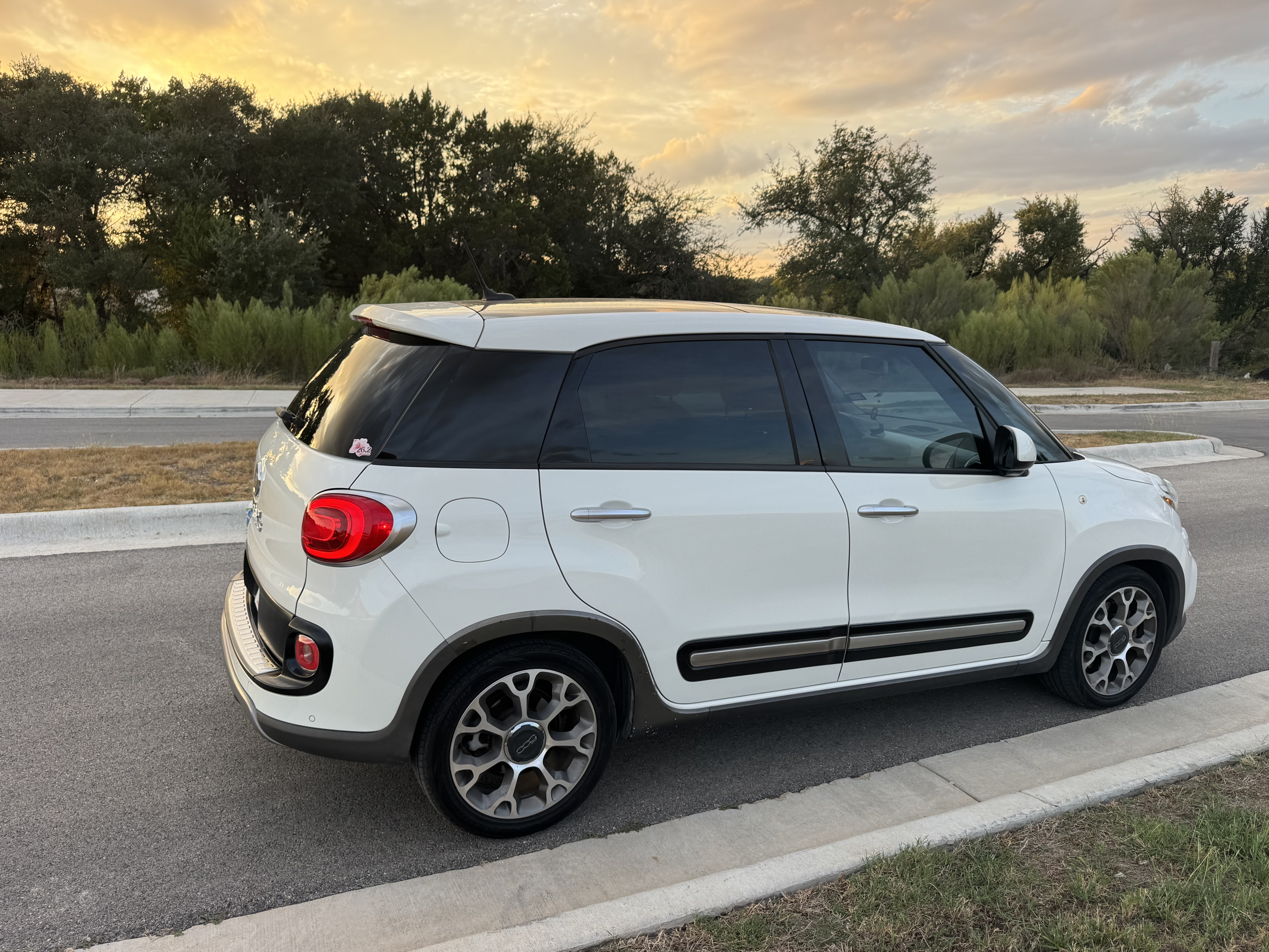 Used 2014 FIAT 500L Trekking w/ Popular Equipment Group FWD image 4