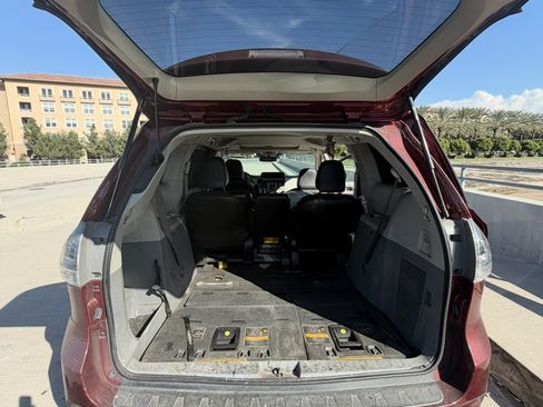 Used 2013 Toyota Sienna SE image 6