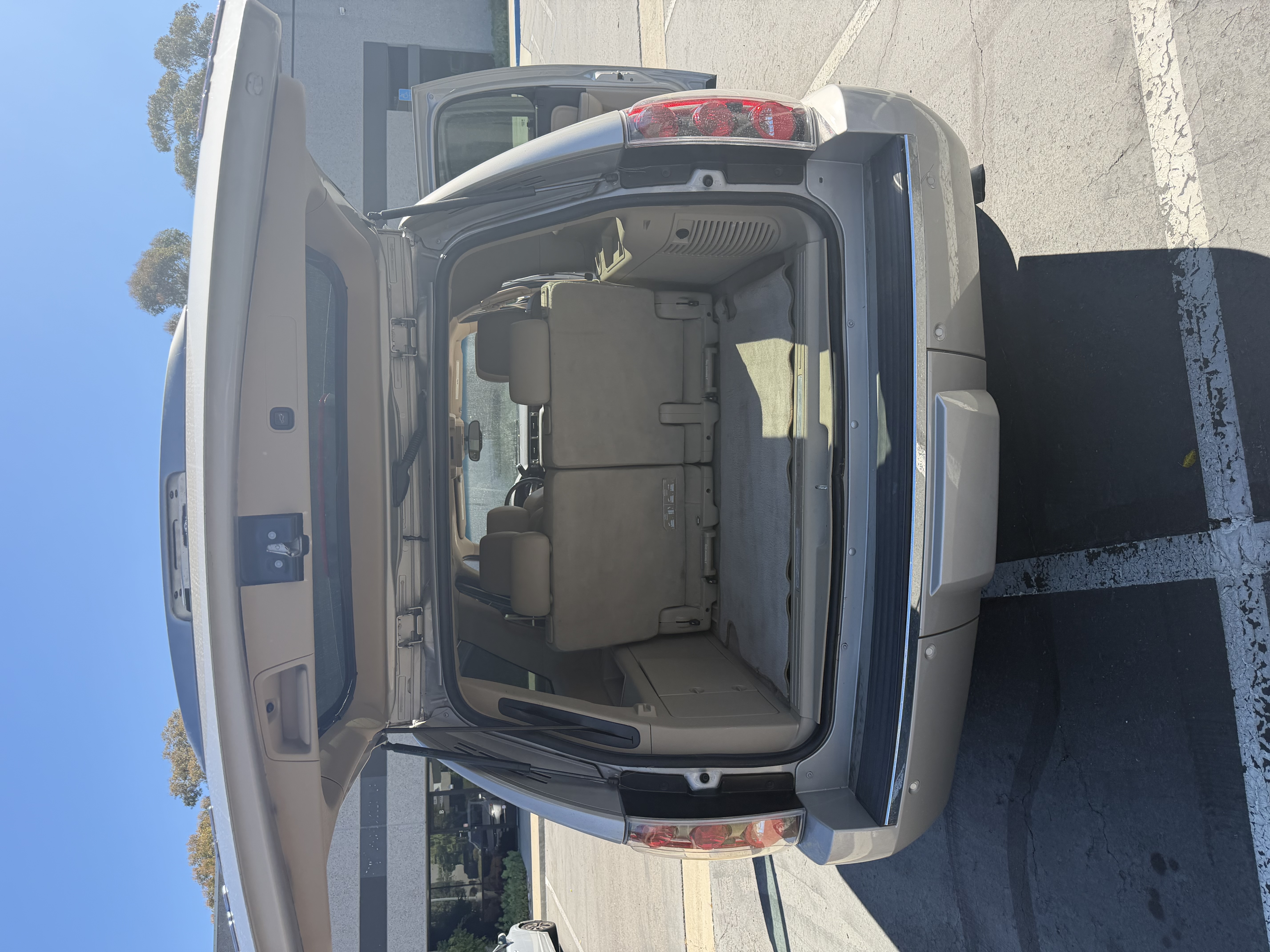 Used 2011 GMC Yukon XL Denali RWD image 8