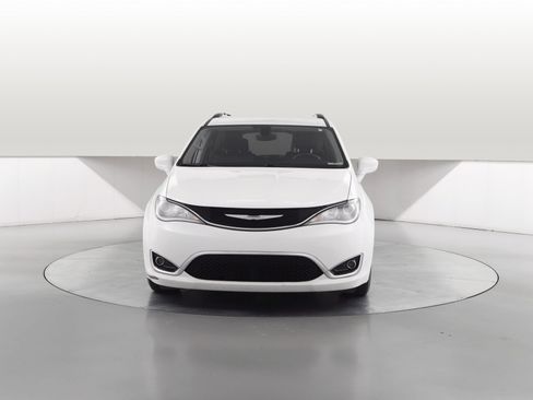 Used 2017 Chrysler Pacifica Touring-L image 11