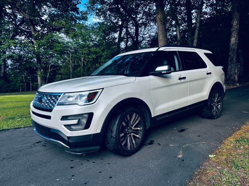 Used 2017 Ford Explorer Platinum AWD/4WD image 2