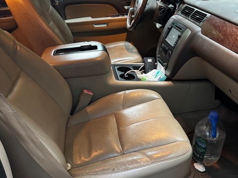 Used 2008 GMC Yukon XL 2500 SLT w/ SLT Preferred Equipment Group AWD/4WD image 12