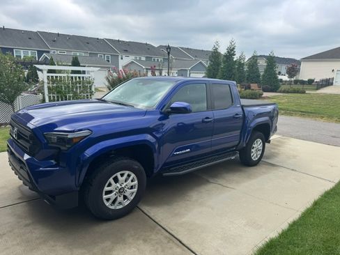 Used 2024 Toyota Tacoma SR5 AWD/4WD image 2