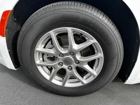 Used 2024 Chrysler Voyager LX image 23