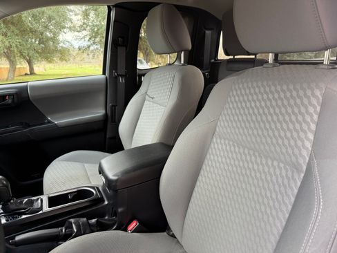 Used 2022 Toyota Tacoma TRD Off-Road image 6