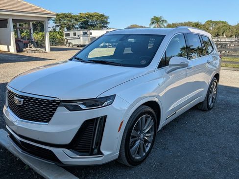 Used 2022 Cadillac XT6 Premium Luxury w/ Technology Package image 2