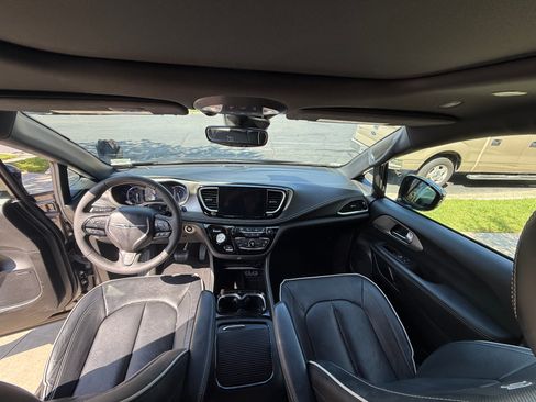 Used 2023 Chrysler Pacifica Limited w/ Uconnect Theater Family Group image 4