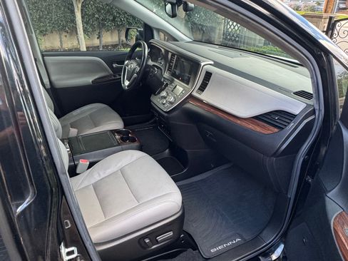 Used 2017 Toyota Sienna Limited Premium image 8